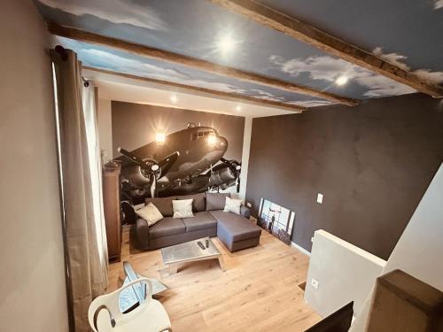 sala de estar con sofá y techo en LA MARIEFACTURE - Comme à la Tour de Contrôle, en Boulay - Moselle