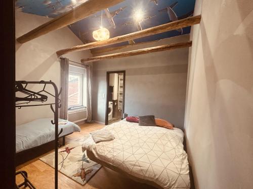 Habitación pequeña con 1 cama y 1 litera en LA MARIEFACTURE - Comme à la Tour de Contrôle, en Boulay - Moselle