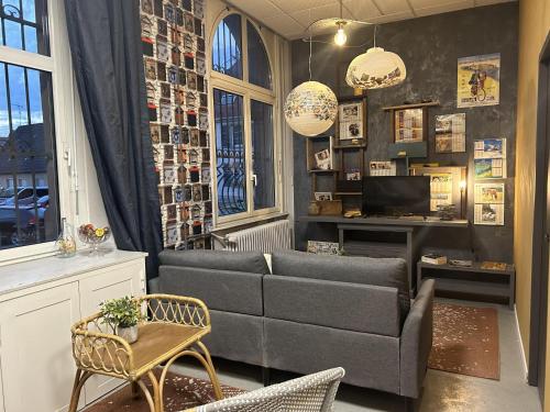 ein Wohnzimmer mit einem Sofa und einem TV in der Unterkunft LA MARIEFACTURE - Comme une Lettre à la Poste in Neuf-Brisach
