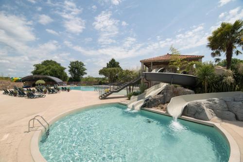 - une piscine dans un complexe avec toboggan dans l'établissement Gite Les Fragonnettes, à Saint-Julien-des-Landes