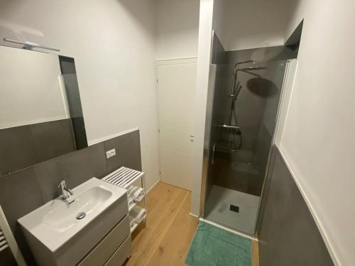 Exclusive house in Marostica في ماروستيكا: حمام أبيض مع حوض ودش