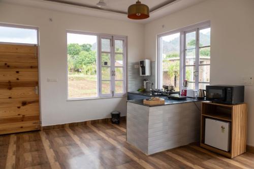 Una cocina o zona de cocina en Hibiscus