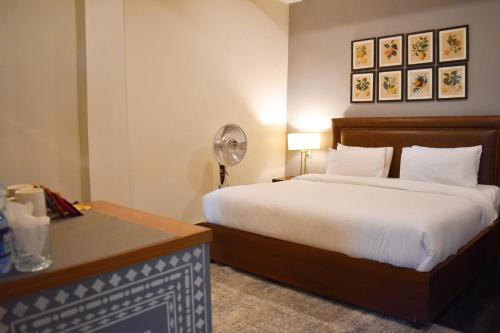 Ein Bett oder Betten in einem Zimmer der Unterkunft Lemon Lodges By Roomy, Nathiagali