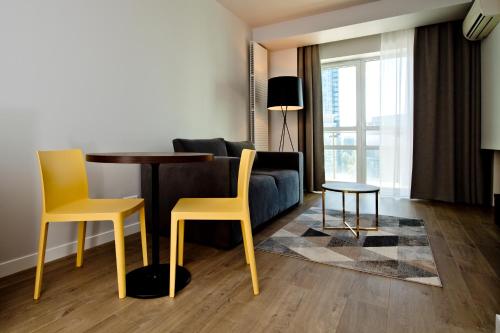 Χώρος καθιστικού στο Platinum Residence