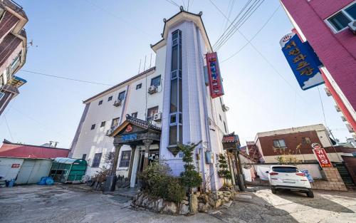 a building with a sign on the side of it at GwiBinJang Motel in Paju