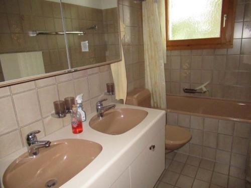 - Baño con 2 lavabos y aseo en Bot Sundroina (326 Sh) Whg. 2.1, en Lenzerheide