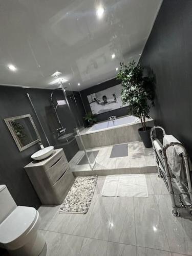 uma casa de banho com uma banheira, um WC e um lavatório. em Secret Cabin Getaway em Hartlepool