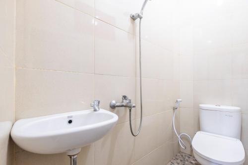 a bathroom with a sink and a toilet at SUPER OYO 2703 Hotel Transit 1 in Makassar