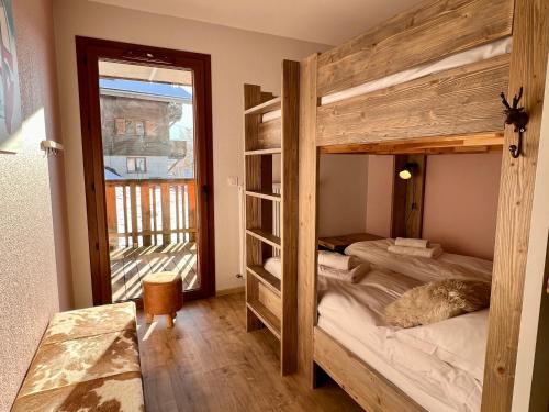 - une chambre avec 2 lits superposés et un balcon dans l'établissement Les Loges Blanches - Apt C001 - BO Immobilier - Châtel, à Châtel