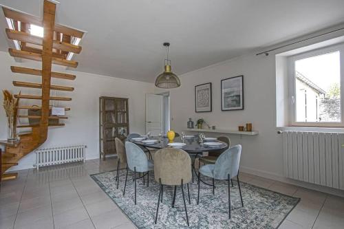 une salle à manger avec une table et des chaises dans l'établissement La Potinière - Maison familiale, à Ryes