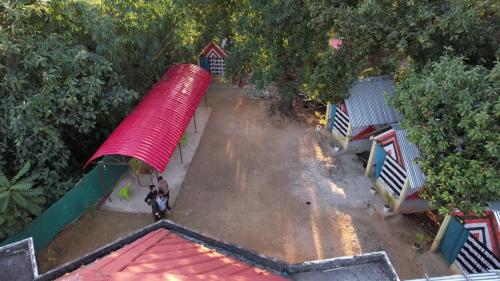 una vista aérea de un edificio con una gran tubería roja en Hengdang Resort, en Hārmutigāon