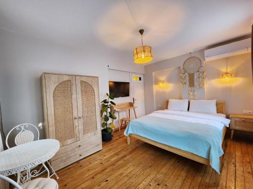 - une chambre avec un lit, une table et des chaises dans l'établissement Aya Butik Otel, à Istanbul