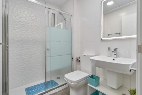 a bathroom with a shower and a toilet and a sink at Apartamento Playa Granada Golf in Motril