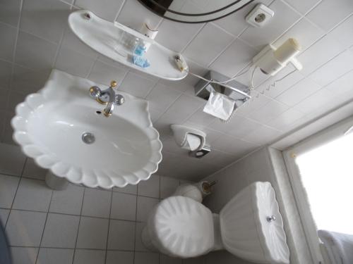 a bathroom with a sink and a toilet at Hotel & Restaurant "Deutscher Kaiser" in Perleberg