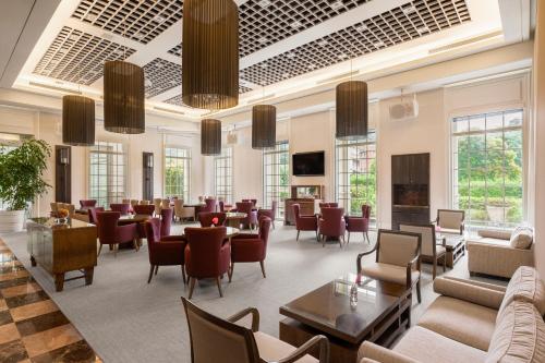 a waiting room with tables and chairs and a waiting area withrazenecarazeneca at RSL Cold & Hot Springs Resort Suao in Suao