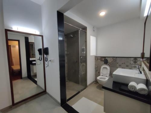 SarjāpurにあるClovergreensのバスルーム(シャワー、トイレ、シンク付)