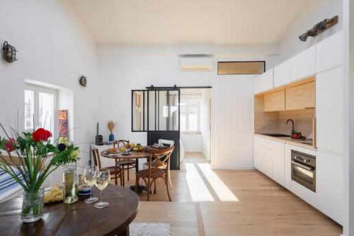 une cuisine et une salle à manger avec une table et des chaises dans l'établissement Captain's Cabin Spectacular View on Old Port *Aircon, à Marseille