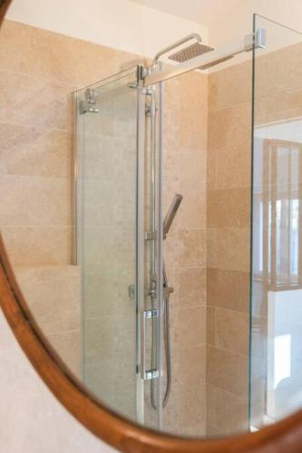 La salle de bains est pourvue d'un miroir reflétant une douche. dans l'établissement Captain's Cabin Spectacular View on Old Port *Aircon, à Marseille