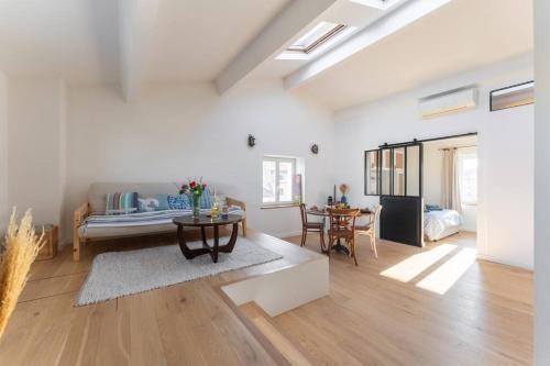 un salon avec une table et un canapé dans l'établissement Captain's Cabin Spectacular View on Old Port *Aircon, à Marseille