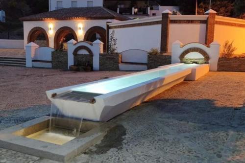 une fontaine devant une maison dans l'établissement Alojamiento Rural Los Corrales, à Algodonales
