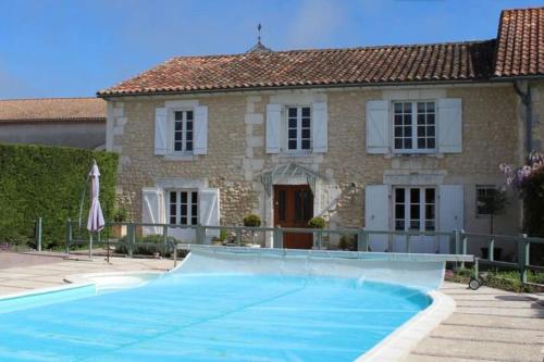 une maison avec une piscine devant une maison dans l'établissement Maison de famille avec piscine Au Coucou chanteur, à Goûts-Rossignols