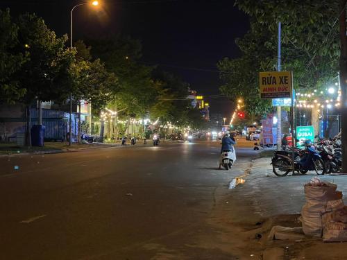 een straat 's nachts met motorfietsen geparkeerd op straat bij 1991 Boutique Hotel in Phan Thiet