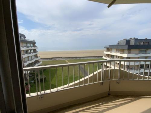 451 - Appartement à ERQUY, en bordure de la très belle plage de CAROUAL