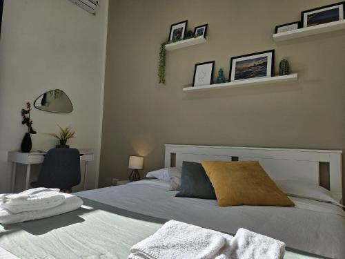 een slaapkamer met een bed met twee handdoeken erop bij B&B GREEN Stazione Centrale in Reggio di Calabria