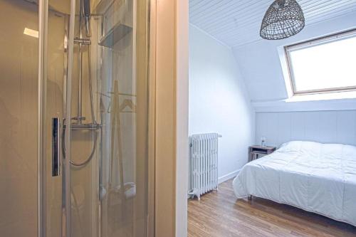 une salle de bain avec douche et une chambre avec un lit dans l'établissement La Potinière - Maison familiale, à Ryes