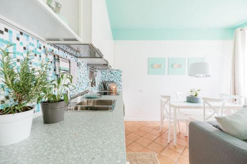 sala de estar con sofá y mesa con plantas en Appartamento Torrioni - by Casêta en Ancona