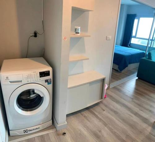 uma máquina de lavar e secar roupa num quarto em centric sea Pattaya em Pattaya Central