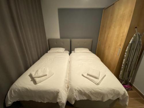 Tempat tidur dalam kamar di Pomruj Suites