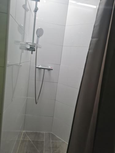 Ένα μπάνιο στο Oli-DGR, Monteurwohnung