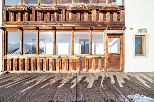 a wooden building with windows on a deck at Oberköbenhof Wohnung Tal in Laces