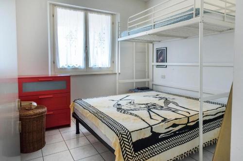 um quarto com um beliche e uma janela em M355 - Marcelli, bilocale con giardino e parcheggio em Marcelli