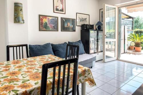 ein Wohnzimmer mit einem Tisch und einem Sofa in der Unterkunft M355 - Marcelli, bilocale con giardino e parcheggio in Marcelli
