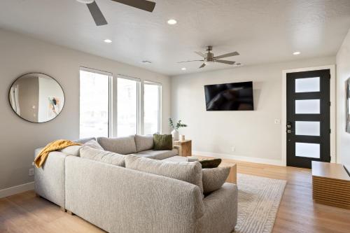 a living room with a couch and a mirror at Paddle and Play townhouse in St. George