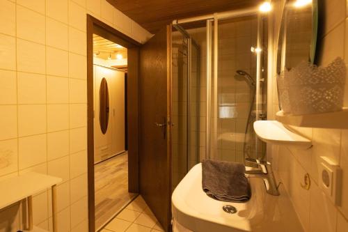 e bagno con doccia, servizi igienici e lavandino. di Ferienhof-Gerda-Ferienwohnung-Schwalbennest a Oberkirnach