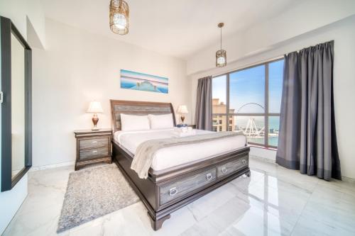 Postel nebo postele na pokoji v ubytování 300m From The Beach - JBR Apartment with Sea & Dubai Eye Views