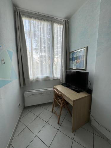 Televisyen dan/atau pusat hiburan di Garda Apartments in Euroresidence