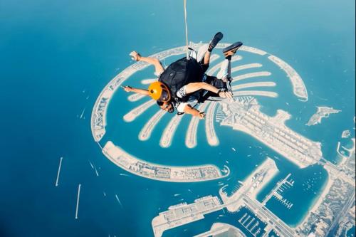 een persoon in de lucht met een skateboard in het water bij Papaya backpacker's in Dubai