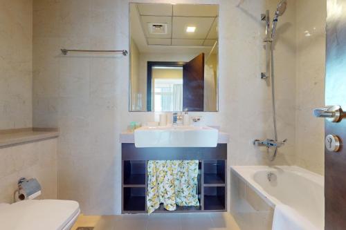 y baño con lavabo, aseo y bañera. en Botanica Tower - Vacationer en Dubái