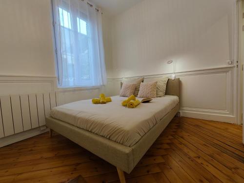 un lit avec deux animaux farcis dans une pièce dans l'établissement Appart'HomeCity - Rouen Marne Impressionniste, à Rouen