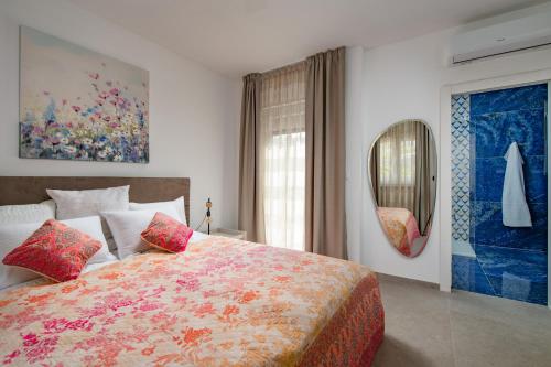 ein Schlafzimmer mit einem großen Bett und einem Fenster in der Unterkunft Luxury apartments Brijuni in Valbandon