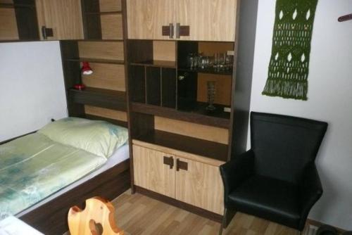 1 dormitorio pequeño con 1 cama y 1 silla en Chesa Margretta, Studio im 1 Obergeschoss en Sils Maria