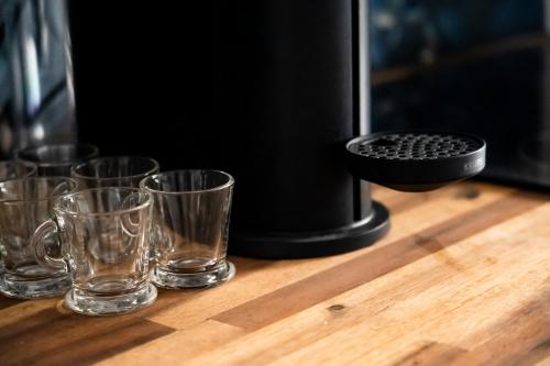 une rangée de verres vides assis sur une table en bois dans l'établissement 2 Pièces très agréable proche de Paris et Disneyland, à Villemomble