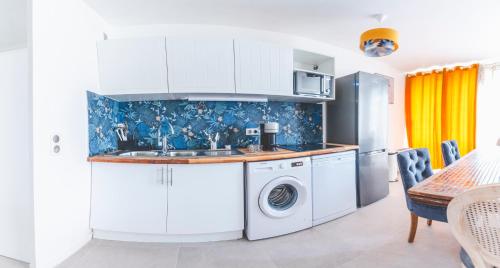 une cuisine avec un évier et une machine à laver dans l'établissement 2 Pièces très agréable proche de Paris et Disneyland, à Villemomble