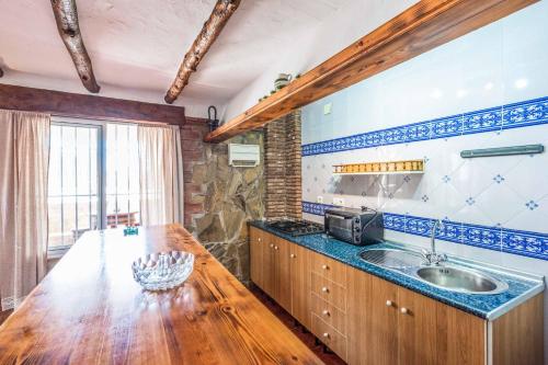 - une cuisine avec un comptoir en bois et un évier dans l'établissement Villa Dos Hermanas, à Frigiliana