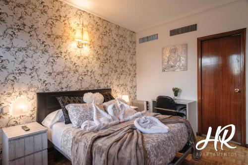 a bedroom with a bed with floral wallpaper at HR-Madrid-Puerta del Sol in Madrid