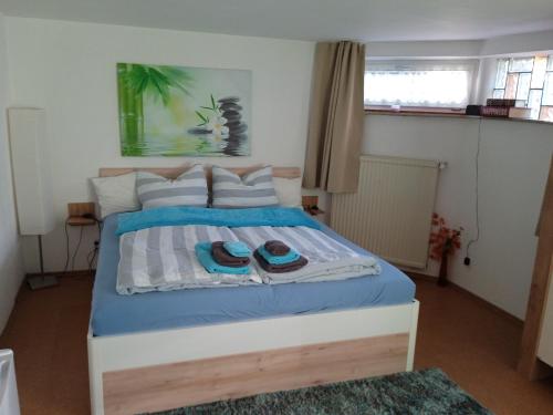 een slaapkamer met een bed met 2 slippers erop bij Kleine Unterkunft für Selbstversorger in Neurenberg